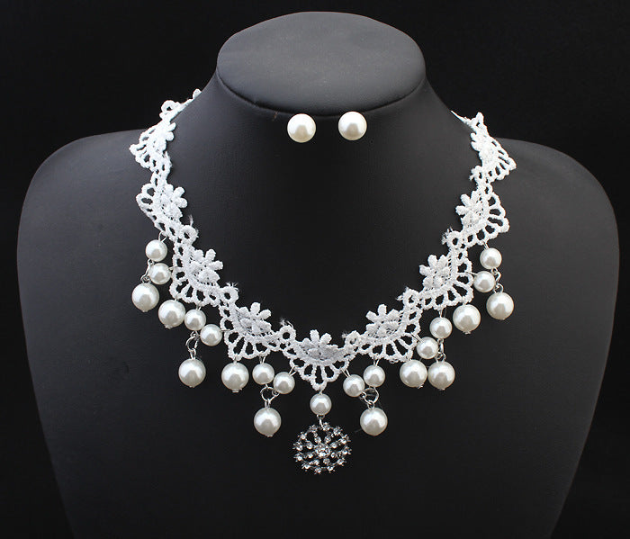 Vintage Lace Pearl Necklace – Elegant Statement Jewelry