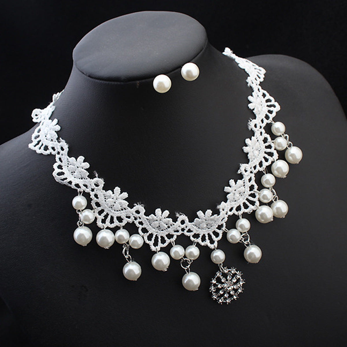 Vintage Lace Pearl Necklace – Elegant Statement Jewelry
