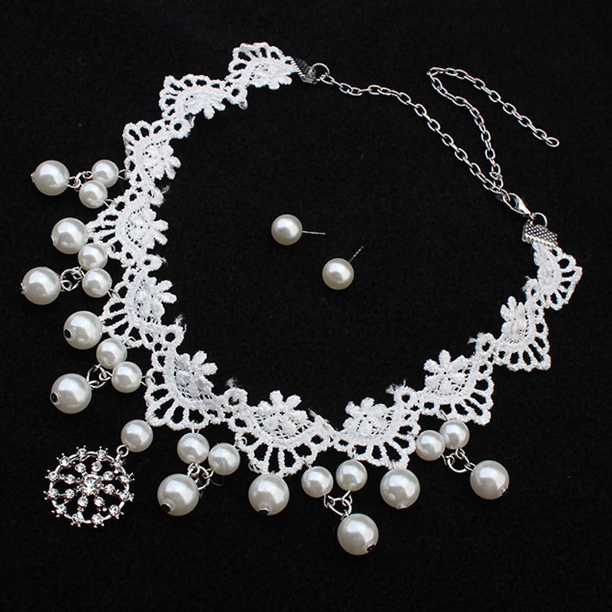 Vintage Lace Pearl Necklace – Elegant Statement Jewelry