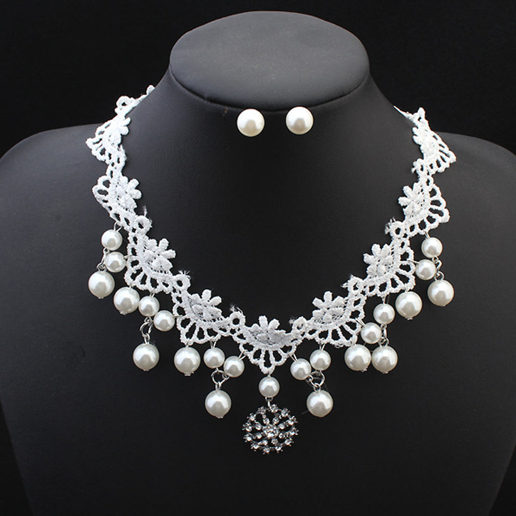 Vintage Lace Pearl Necklace – Elegant Statement Jewelry