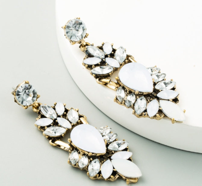 Luxury Crystal Drop Earrings – Shine Like Pure Elegance