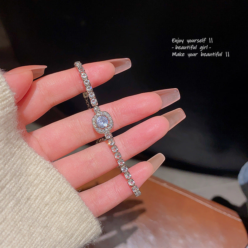 Elegant Halo Crystal Bracelet – Timeless Minimal Luxury