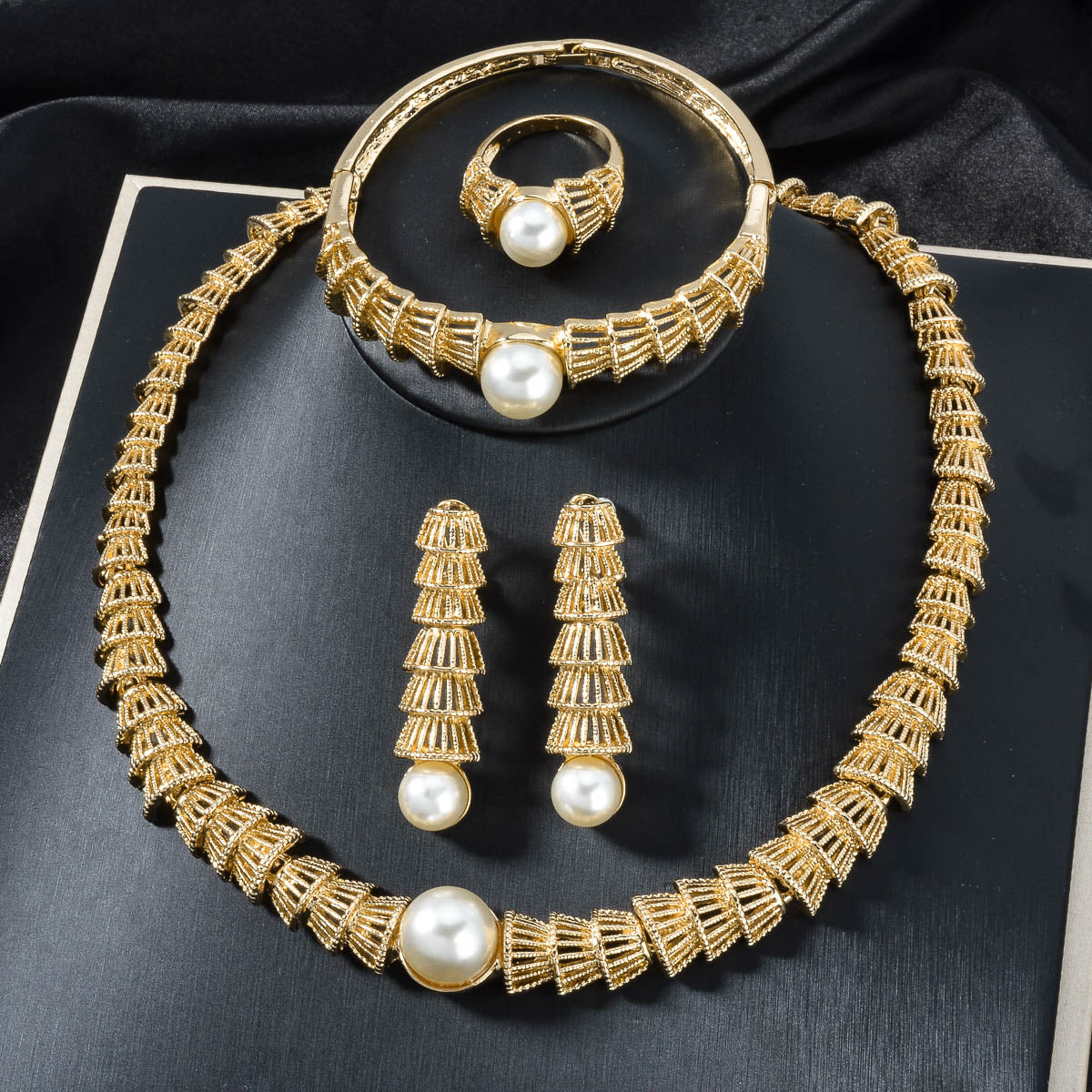 Royal Baroque Pearl Jewelry Set – Vintage Gold Collection