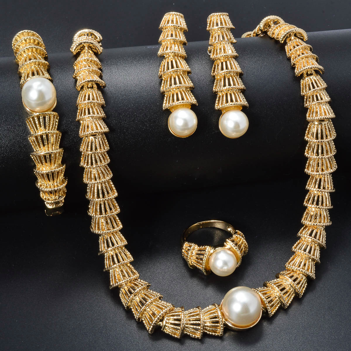 Royal Baroque Pearl Jewelry Set – Vintage Gold Collection